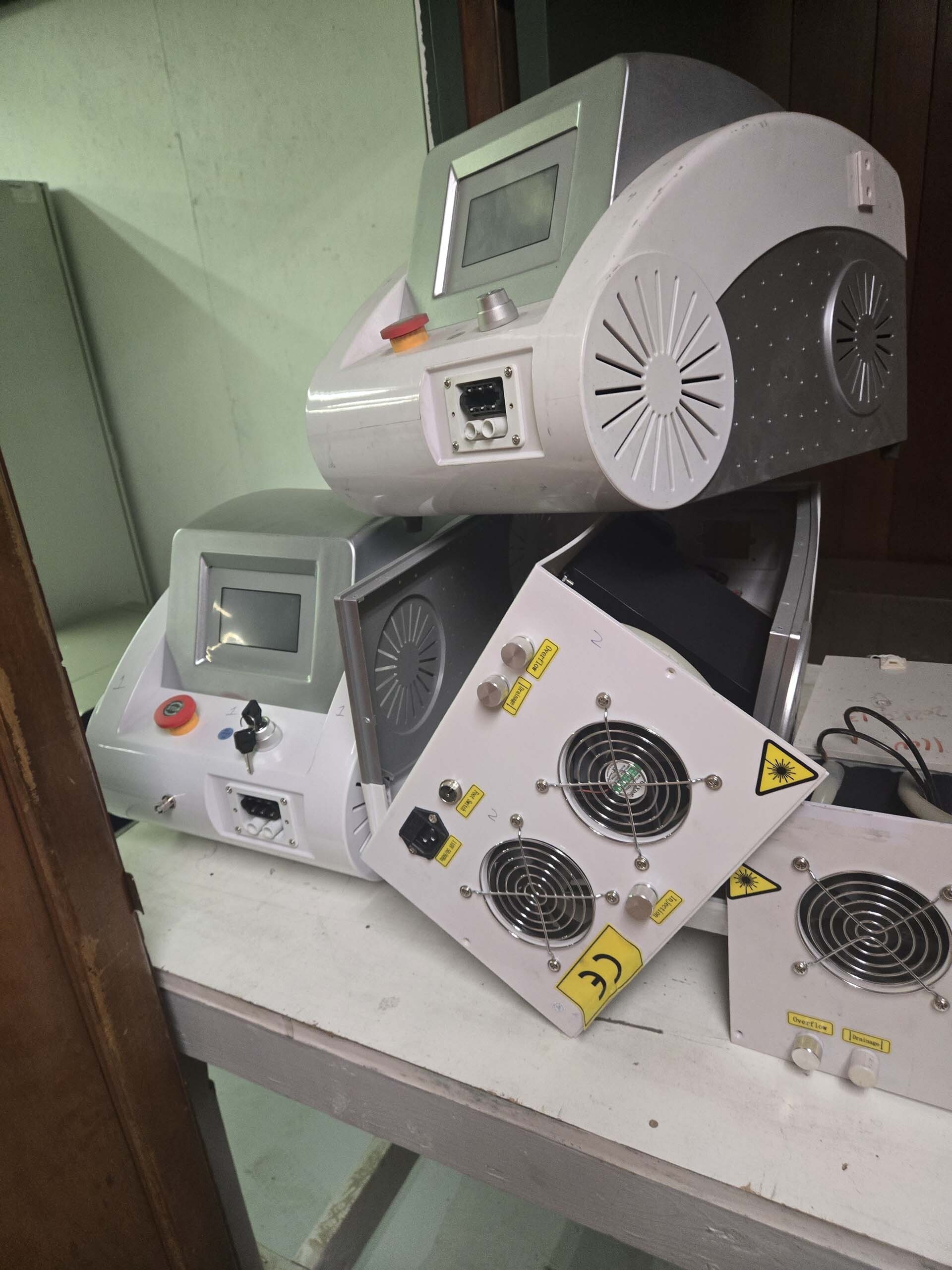 Foto Verwendet VARIOUS Lot of lab equipment and accessories Zum Verkauf