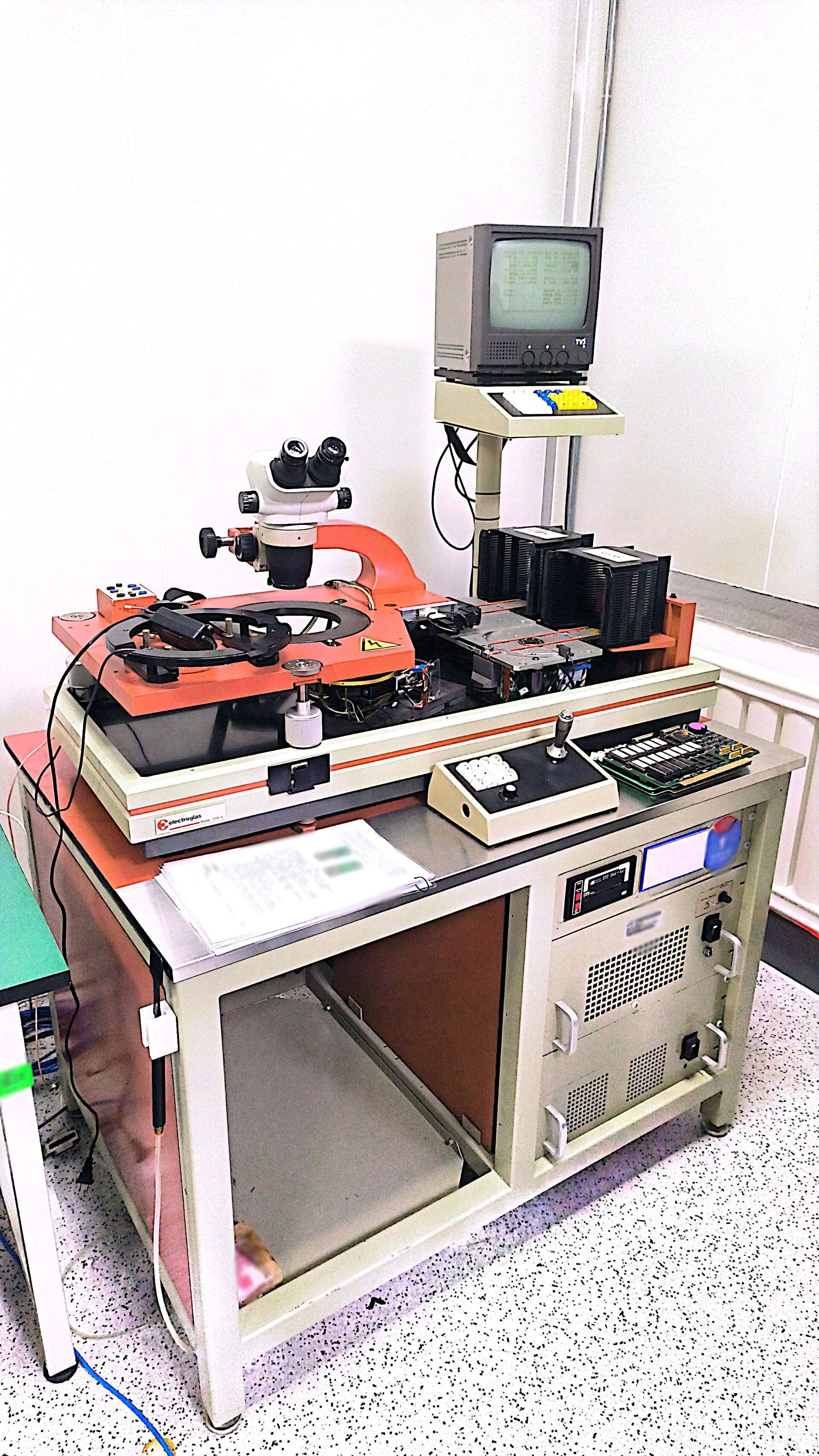 Photo Used VARIOUS Lot of lab equipment and accessories For Sale