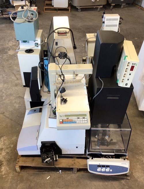 Photo Used VARIOUS Lot of lab equipment and accessories For Sale