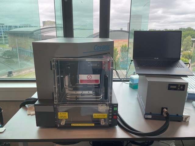 Foto Verwendet VARIOUS Lot of lab equipment and accessories Zum Verkauf