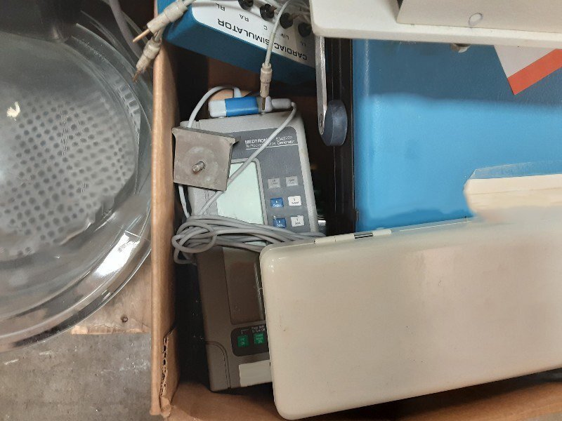 Photo Used VARIOUS Lot of laboratory equipment For Sale