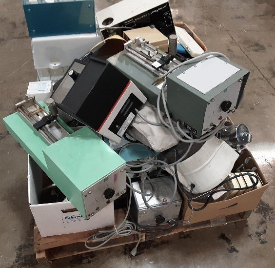 Photo Used VARIOUS Lot of laboratory equipment For Sale