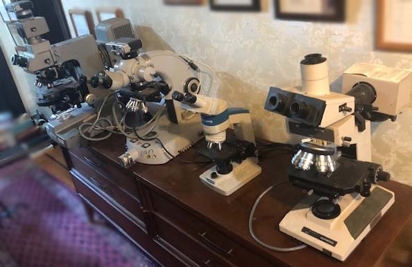 Foto Verwendet Various Lot of Microscope Zum Verkauf