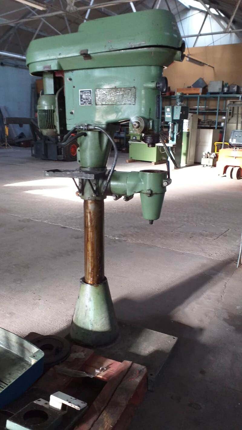 Photo Used VARIOUS Lot of milling machines For Sale