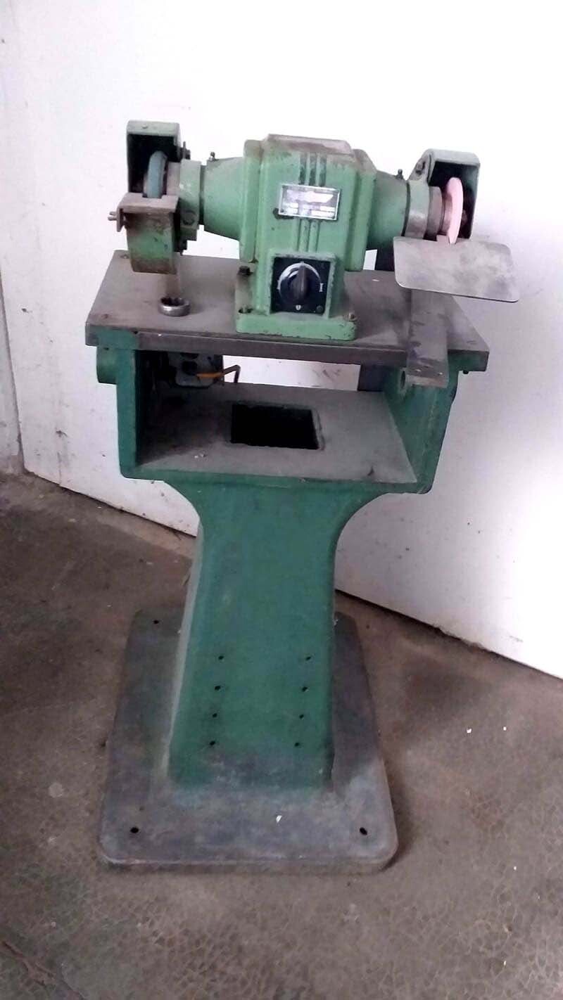 Photo Used VARIOUS Lot of milling machines For Sale