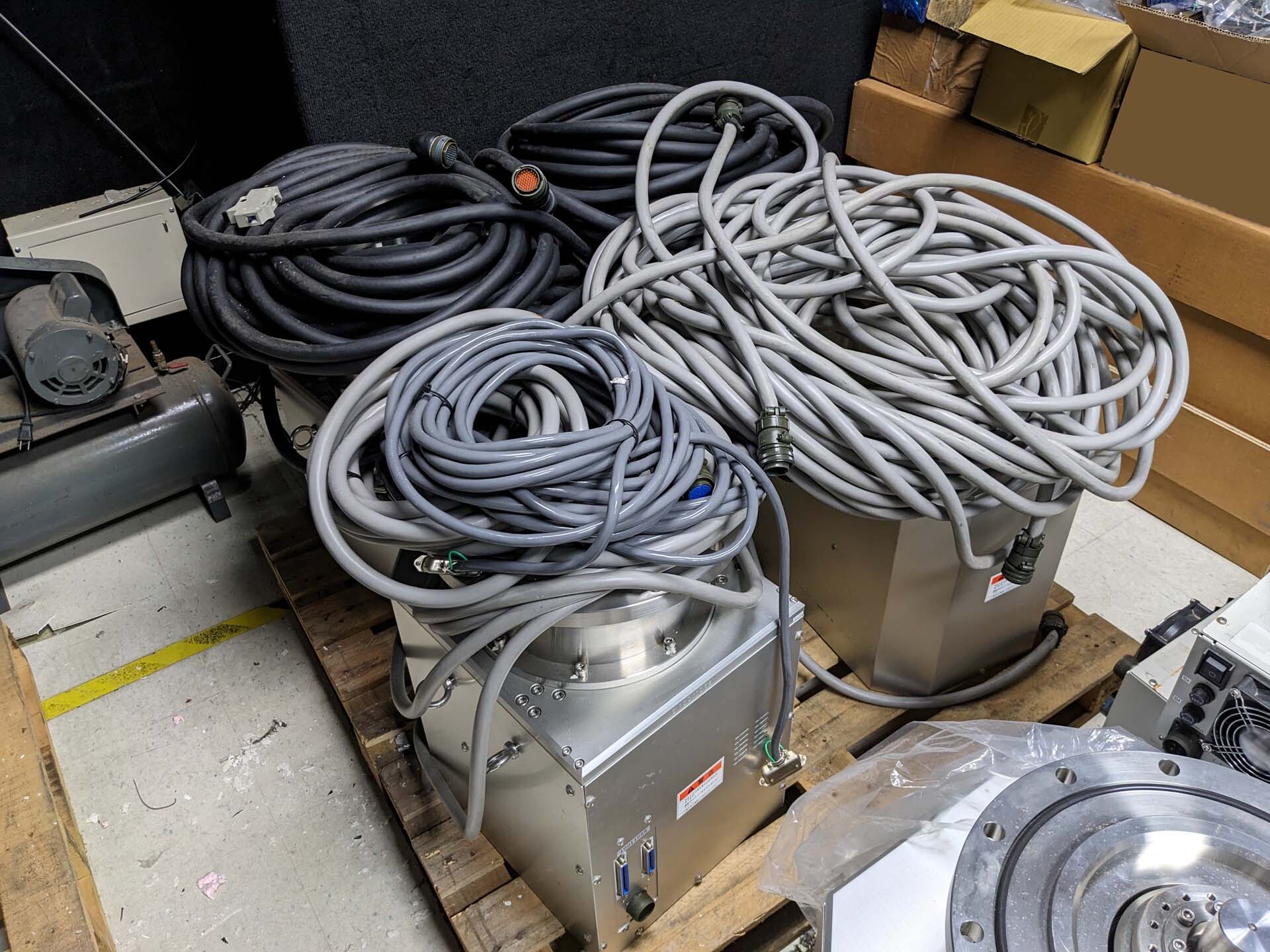 사진 사용됨 VARIOUS Lot of pumps and compressors 판매용