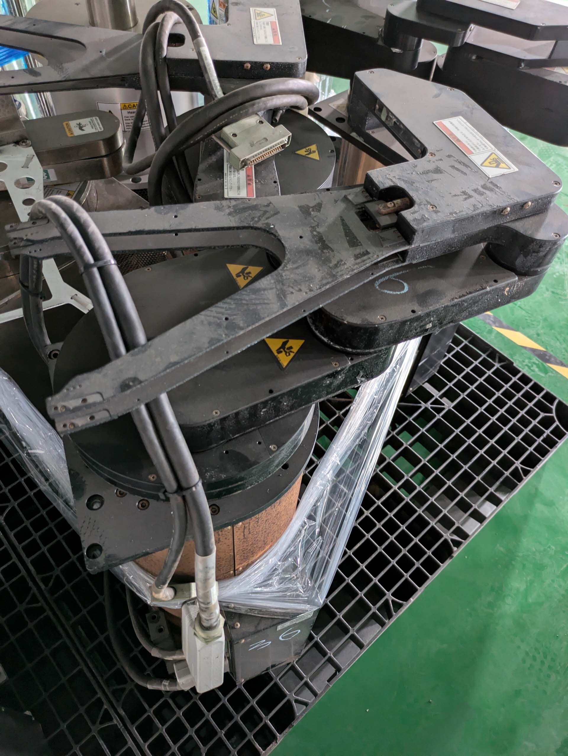 Photo Used VARIOUS Lot of robots For Sale