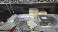 Photo Utilisé VARIOUS Lot of spare parts À vendre