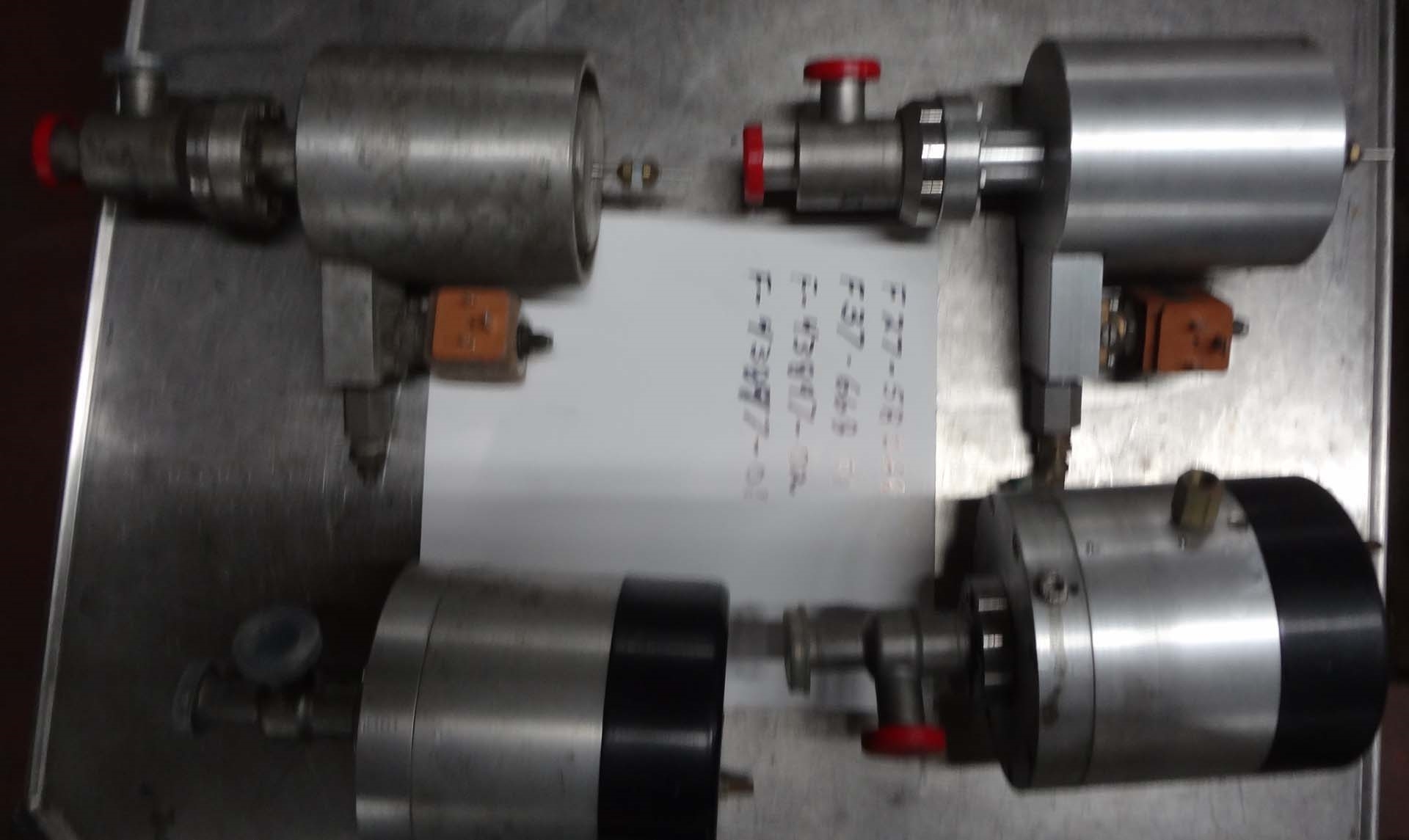 Photo Used VARIOUS Lot of VAT valves For Sale