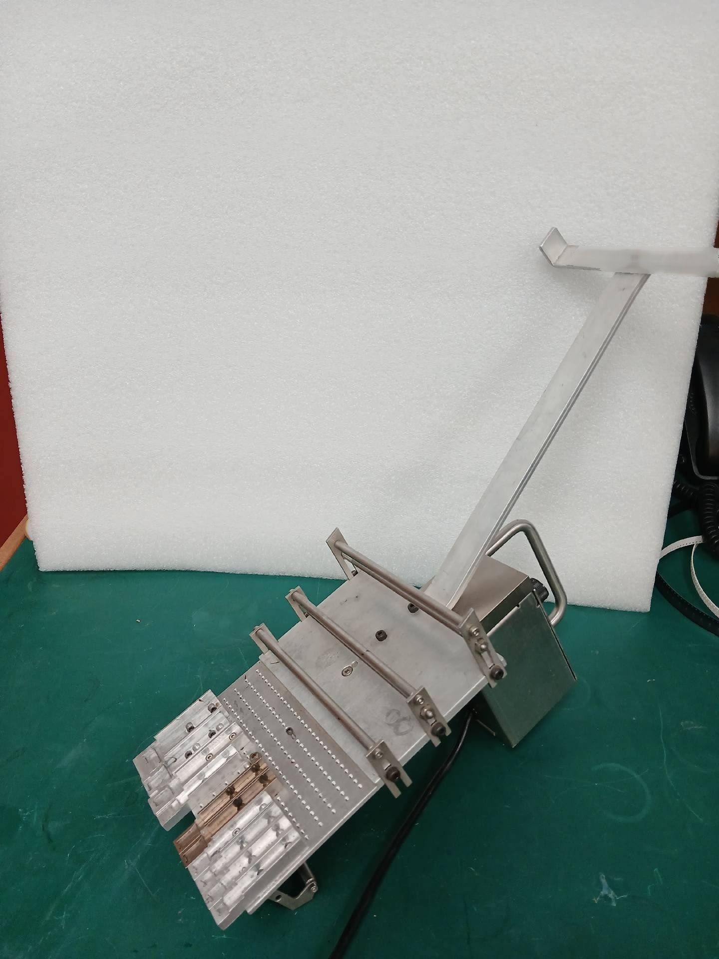 フォト（写真） 使用される VARIOUS Lot of vibratory stick feeders 販売のために