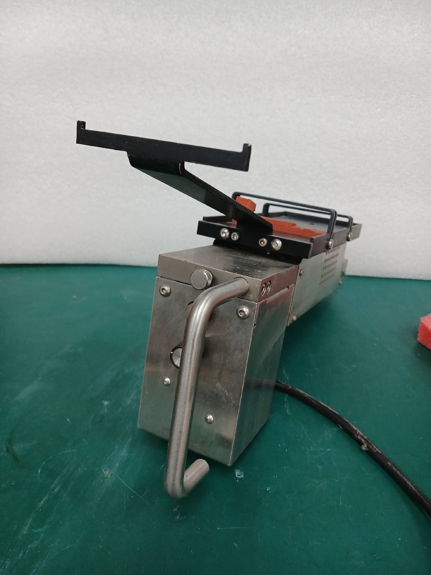 フォト（写真） 使用される VARIOUS Lot of vibratory stick feeders 販売のために