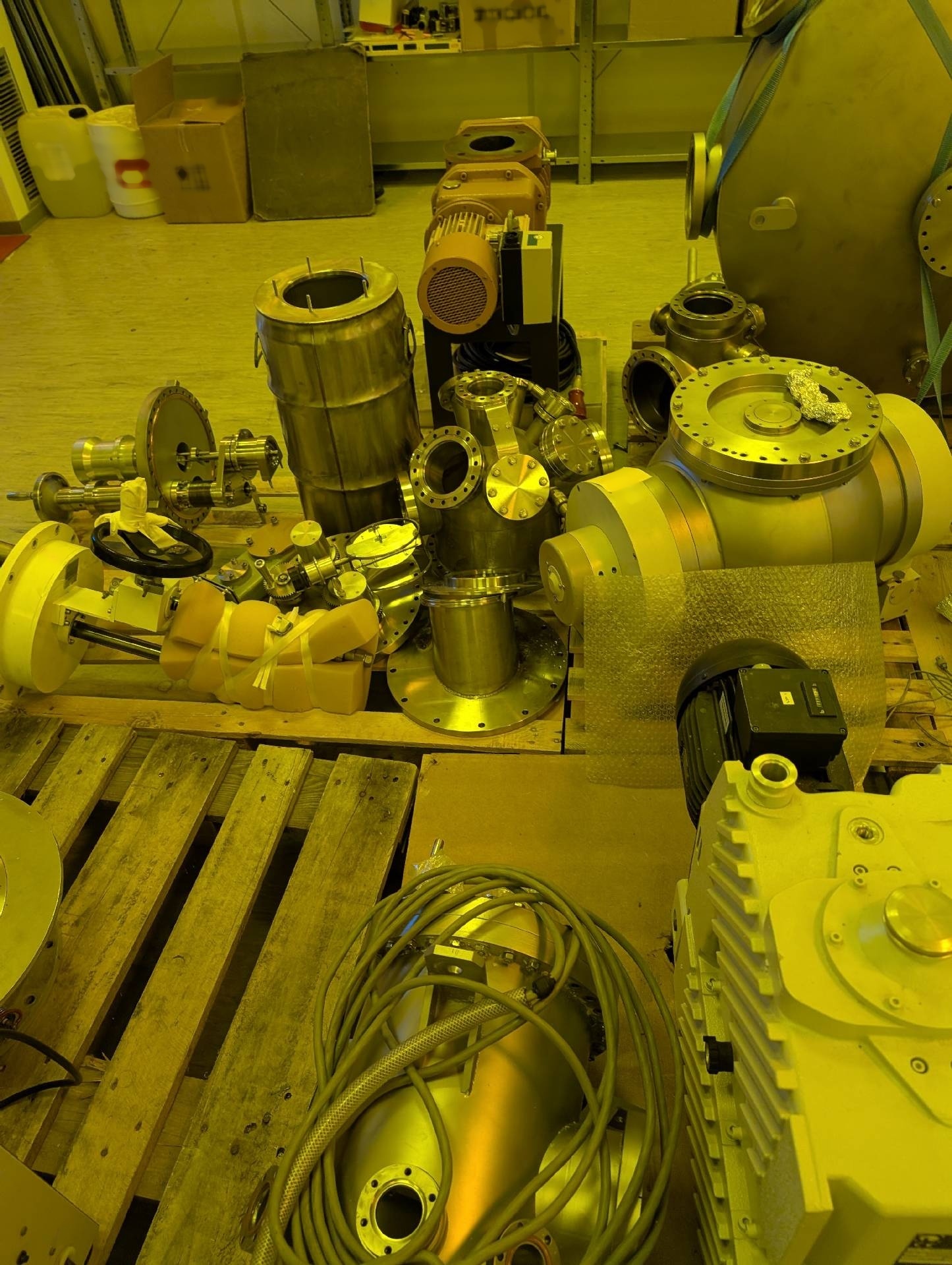 フォト（写真） 使用される VARIOUS Vacuum pumps 販売のために