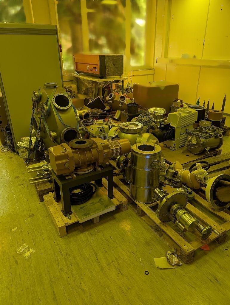 フォト（写真） 使用される VARIOUS Vacuum pumps 販売のために
