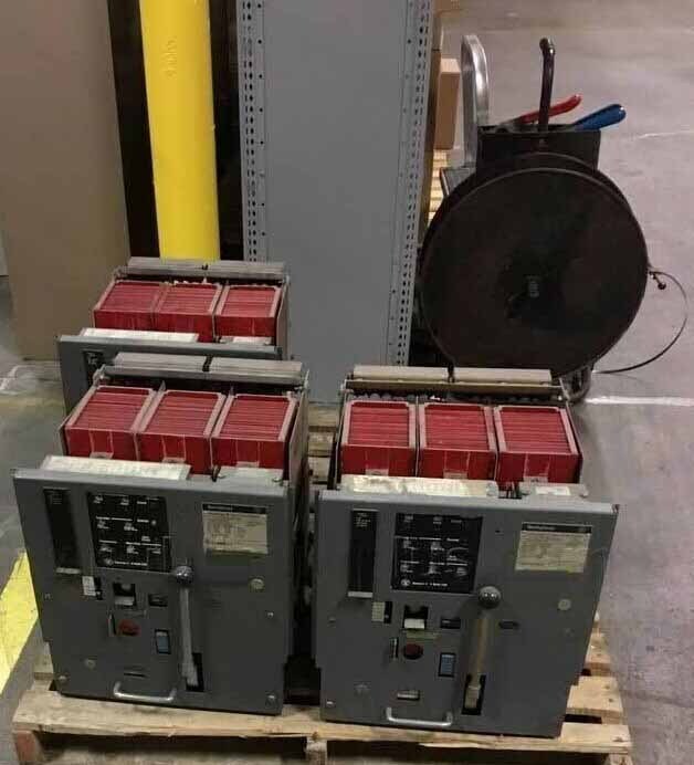 Foto Verwendet WESTINGHOUSE Lot of power circuit breakers Zum Verkauf